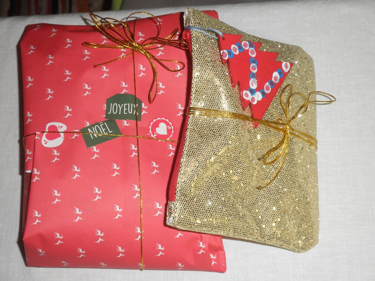 Подарки новогодние упакованные. Фото автора