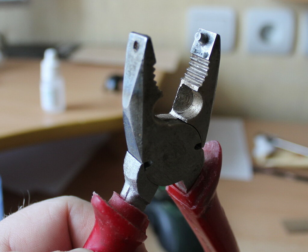 Меня попросили рассказать об одном из инструментов, который мы используем при работе с берестой. А именно о пробойнике на плоскогубцах.





     В своей работе по бересте мы используем как "револьверные" пробойники со сменными головками, так и пробойники на плоскогубцах разных диаметров. Револьверный пробойник "Stayer", купленный в магазине, имеет довольно хлипкую конструкцию. К нему невозможно прилагать значительные усилия, он просто развалится, что у нас время от времени и происходит. Поэтому мы пользуемся таким инструментом только для пробивания одного слоя бересты.




   Для того, чтобы пробить три, а то и четыре слоя бересты нам нужен пробойник на плоскогубцах. Необходимость пробивать по три-четыре слоя возникает каждый раз, когда нужно оплести туесок по краю. Там как раз три слоя - двуслойный корпус плюс один-два декоративных пояска.  
    И вот тут мы используем пробойник на плоскогубцах.




   Брали плоскогубцы. Сначала нужно было их "отпустить". Это нужно было потому, что плоскогубцы всегда делают из очень прочной стали и их просто так не просверлишь. Кончики плоскогубцев "отпускали" термическим способом (всё это ведь происходило на заводе, с полным циклом обработки металлов). Потом обе губки сразу сверлили насквозь. И закаливали инструмент снова.
     В отверстие верхней губки вставляли стерженёк, тоже из прочной стали, чаще всего ролик от подшипника подходящего размера. И запаивали примерно тем же способом, которым припаивают к токарным резцам твердосплавные наконечники. Самый ходовой диаметр такого пробойника - 3 миллиметра. Иногда бывает больше, иногда меньше.



    