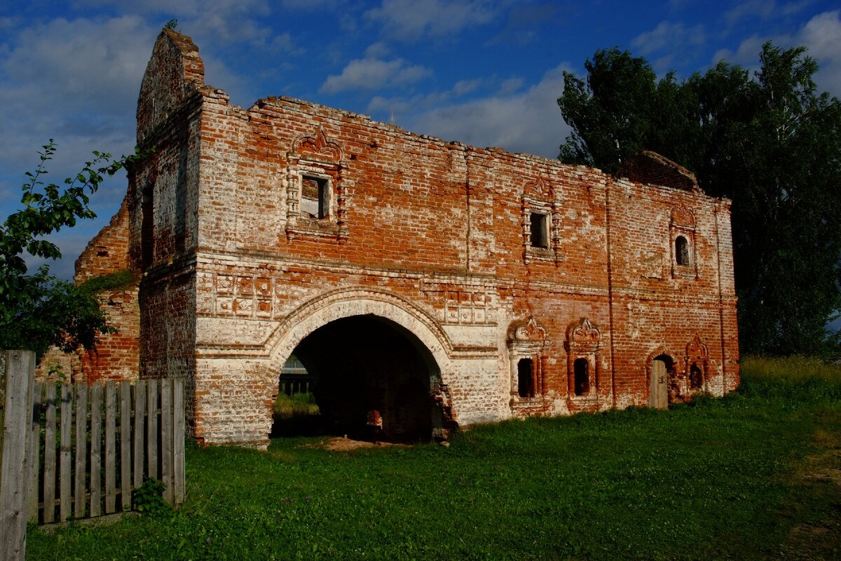 Фото автора. Ходим по территории монастыря, руины стоят с 30-х годов...