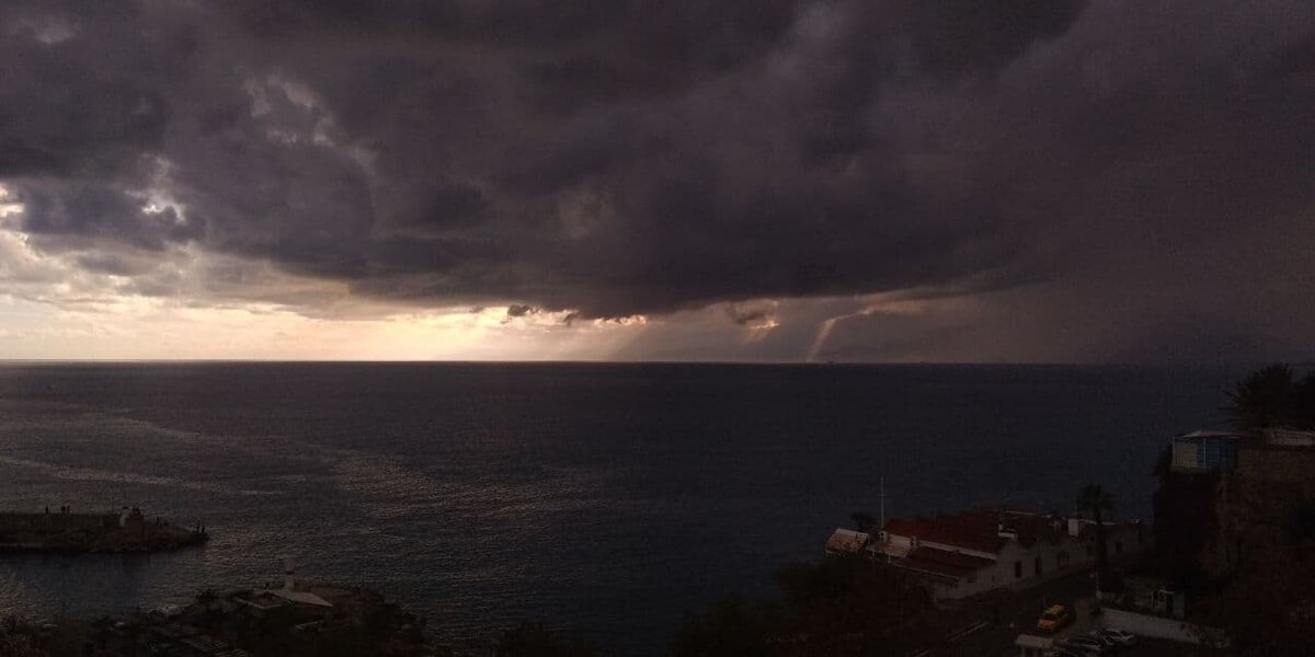 Погода в Анталье такая же переменчивая и спорная, как и ситуация в стране - на солнце жара, которая в любой момент может сменится холодным ветром и ливнем... Фото от 10 декабря 2020 года