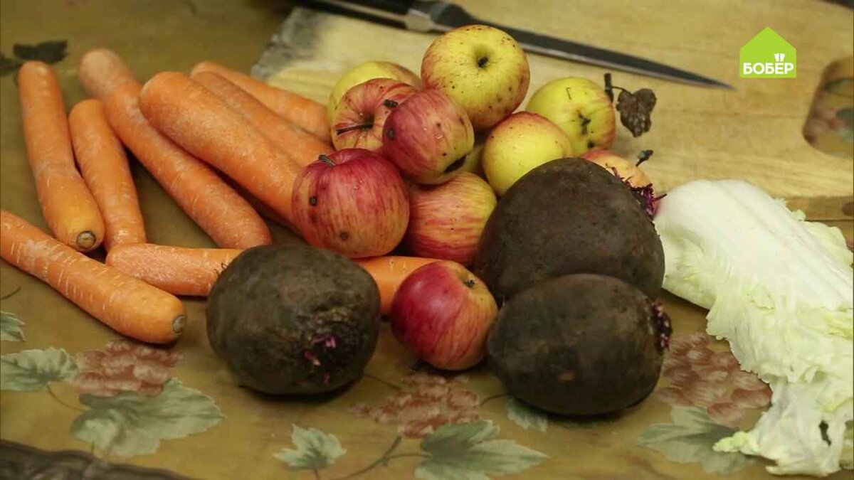 Овощи и фрукты нужны для сбалансированного питания животных,  что особенно важно в зимний период. Перед тем как давать овощи и  фрукты, тщательно вымойте их и нарежьте некрупными кусками (особенно  морковь и свёклу). Это нужно для того, чтобы животные не подавились.