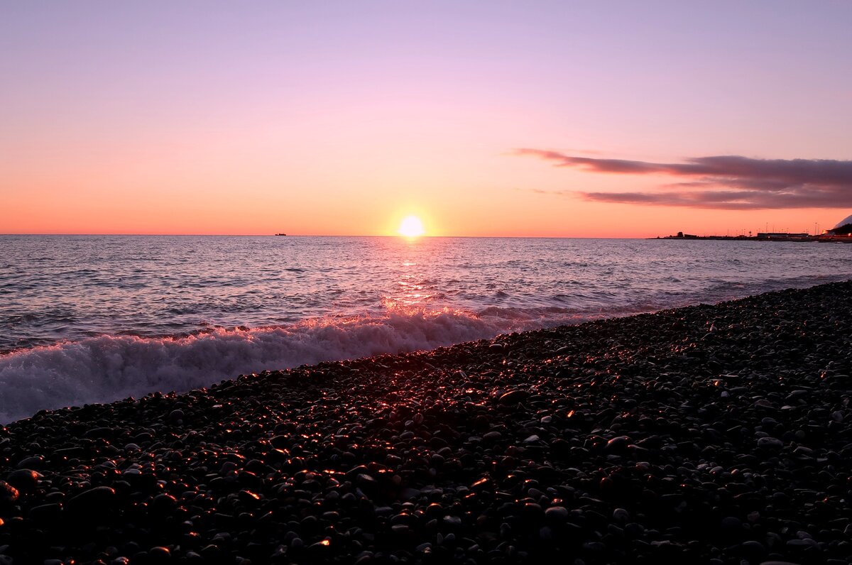 Солнышко садится в море.