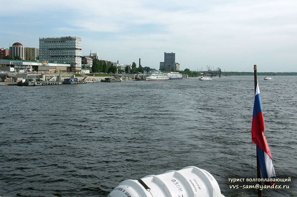 За кормой Самарский речной вокзал. Фото 25.11.2013.