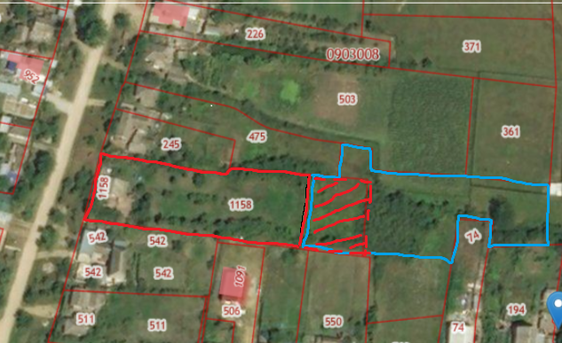 красным цветом выделен мой участок в первоначальных границах. голубым цветом выделен бесхозный участок, который я нашла на задворках своего огорода. заштрихован красным - прирезанный участок.