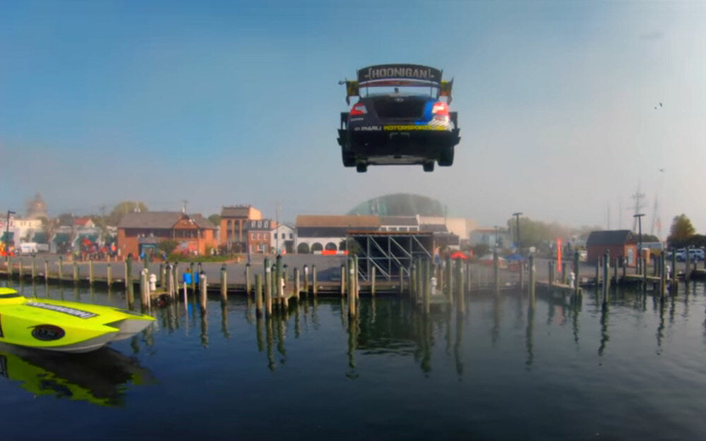 Прыжки автомобиля настолько гигантские, что пилота спорткара можно считать летчиком.