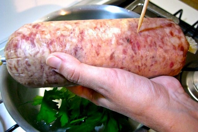 главное новогоднее блюдо в Италии – специальная "колбаса" с чечевицей на гарнир (фото – pentola-pressione.it)