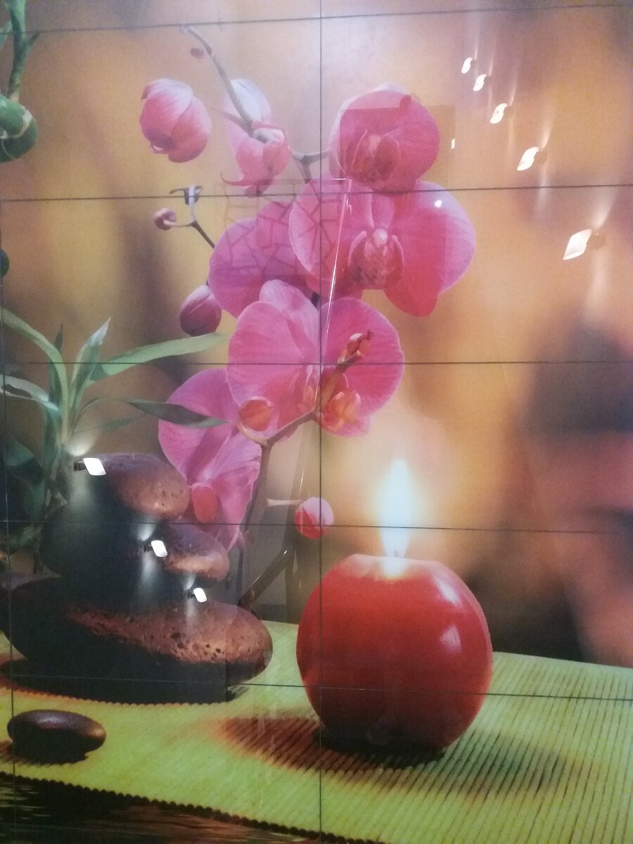 Панно на лестнице отлично передает уютную атмосферу тепла и расслабления