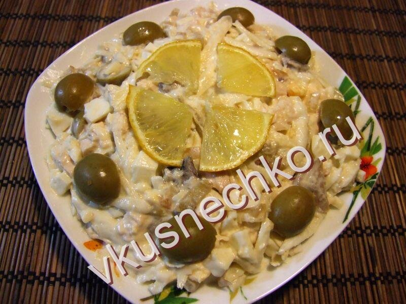 Салат из сельдерея с копченой курицей