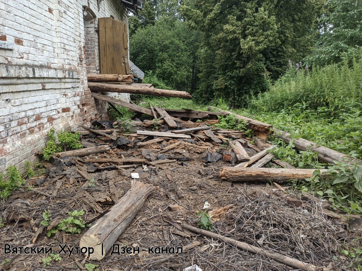 Рухнул потолок и упала печка в старинном деревенском доме. Разбираем ...