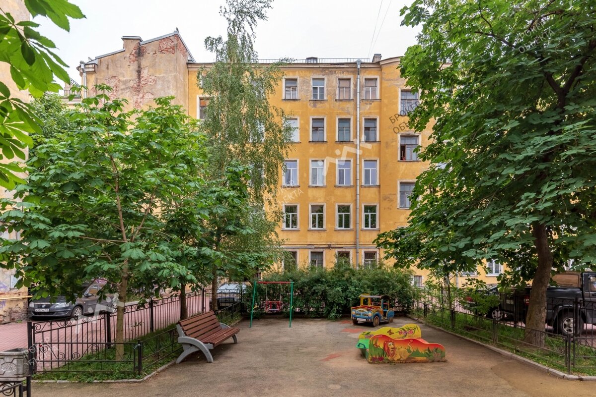 Обычный  двор в центре. Массовая застройка, дешевое жилье. Листайте вправо, там продолжение!