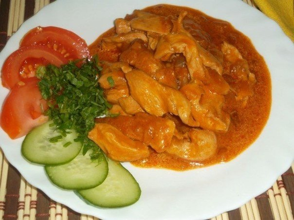 Ингредиенты: 
филе куриное - 500 - 600 г
морковь - 1 шт.
лук - 1-2 шт.
чеснок - 1 -2 зубчика
масло подсолнечное - 3 ст.л.
вода - 1.5 ст.
сметана - 2 ст.л.
томатная паста - 1 ст.л.
мука - 1 ст.л.
лавровый лист - 1-2 шт.
соль - по вкусу
перец - по вкусу

Приготовление:

1.Подготовить ингредиенты.
2. Куриное филе нарезать небольшими кусочками. Выложить на разогретую сковороду и слегка обжарить на растительном масле.
3. Добавить к мясу натертую на терке морковь, мелко нарезанный лук и чеснок. Перемешать и обжарить 5-7 минут. Убавить огонь.
4. Добавить к мясу сметану, томатную пасту и муку, хорошо перемешать и потушить еще пять минут.
5. Затем влить в сковороду воду, осторожно перемешать, посолить, довести до кипения и оставить тушиться на медленном огне в течение 20 минут. В конце добавить в гуляш лавровый лист и специи.
6. Подавать с гарниром и свежими овощами.
