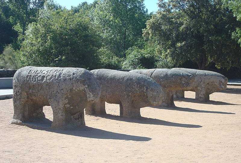 Быки Гисандо. 
Источник: https://commons.wikimedia.org/wiki/File:Toros_de_Guisando_(El_Tiemblo)_-_001_(30611072391)_(cropped).jpg  Автор фото: Luis Rogelio HM  Creative Commons Attribution-Share Alike 2.0 Generic license.