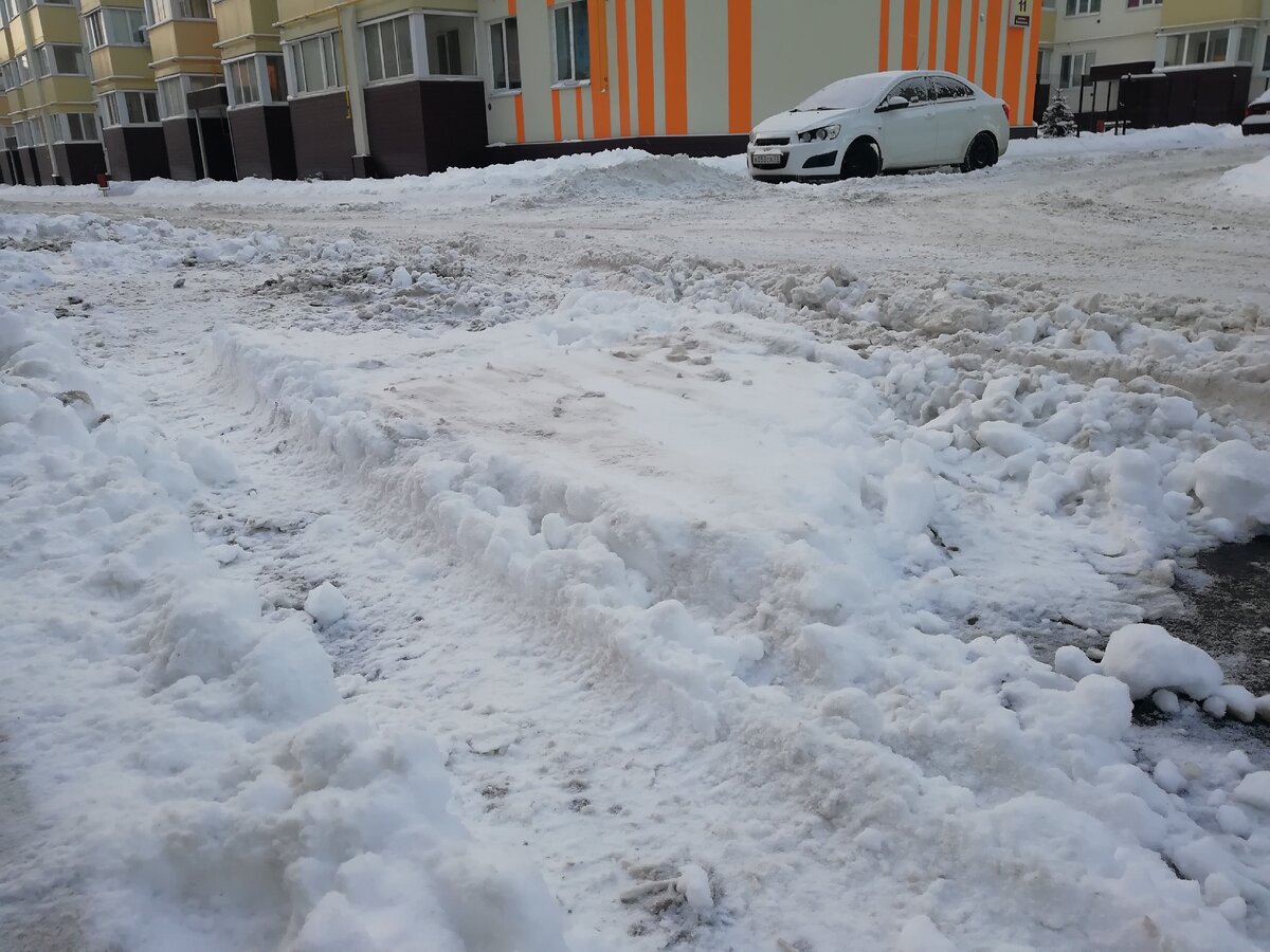 Снег во дворе. Парковочное место после снегопада. Застрял во дворе в снегу. Зимний контент без снега. Протаптывание после снегопада.