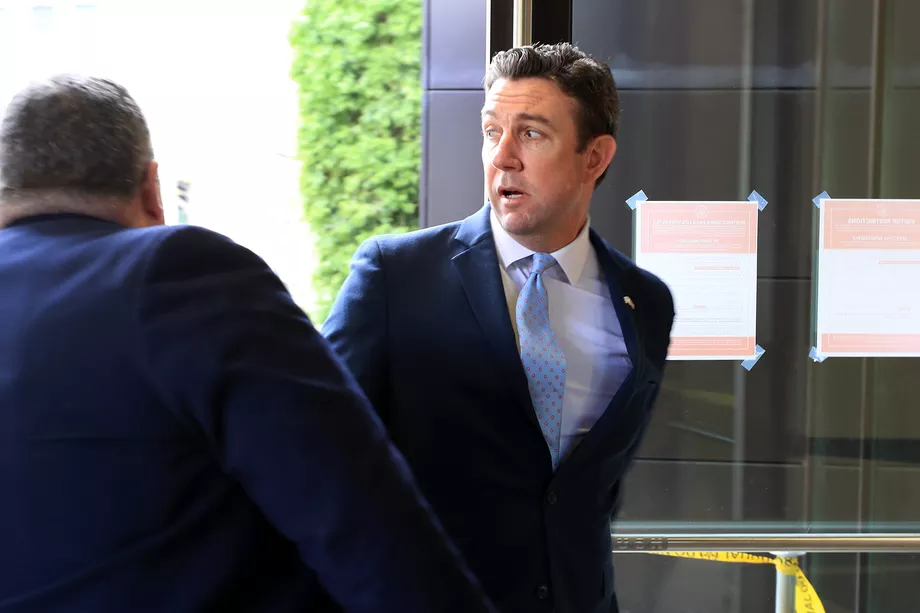 Бывший член палаты представителей Дункан Хантер (R-CA) входит в здание Федерального суда Эдварда Дж. Эдварда Дж. Шварца, где 17 марта 2020 года в Сан-Диего, Калифорния, будет вынесен приговор по обвинению в коррупции. 