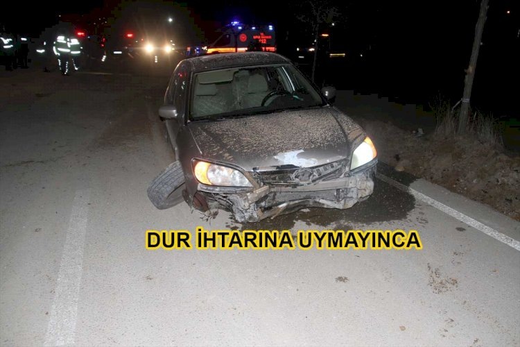 Akşam saatlerinde şehir merkezinde devriye gezen polis ekipleri, kısıtlamayı ihlal eden bir aracı fark etti. Ekipler, aracı durdurup, sürücüsünün muafiyetinin olup olmadığını tespit etmek istedi. 
Polisin yaptığı "dur" ihtarına uymayan sürücü kaçmaya çalışınca, polis ekipleri ile sürücü arasında kent merkezinde mahalle aralarında kovalamaca yaşandı.

Takviye ekiplerin de katıldığı takipten kaçmak isteyen sürücü, Esentepe Mahallesi'nden muayene istasyonunun arkasındaki trafiğe kapalı yola girerek Seydişehir'e doğru gitmeye çalıştı.

Muayene istasyonunu geçtikten sonra "taşıt giremez", "dur" levhalarını da geçen sürücü, yola serilen toprak tümseği aşmak isterken kaza yaptı.

Hafif yaralanan sürücü ambulansla Beyşehir Devlet Hastanesi'ne kaldırıldı.

 Ehliyetinin olmadığı belirlenen 17 yaşındaki sürücüye kısıtlama ihlalinden 3 bin 150, ehliyetsiz araç kullanmaktan 2 bin 473, "dur" ihtarına uymamaktan da 288 liralık ceza uygulandı.

Otomobilin sahibine de küçük yaşta ehliyetsiz birine araba vermekten işlem başlatılacağı öğrenildi.
