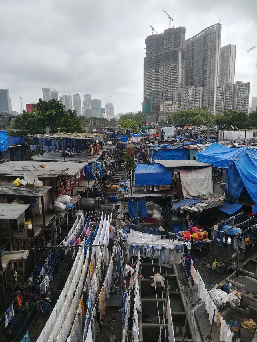 Самый большой контраст - трущобы прямо у подножия небоскребов