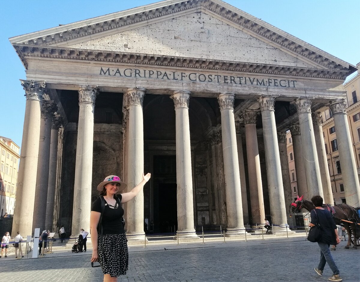 Надпись хорошо видна на фасаде  Пантеона над колоннами.