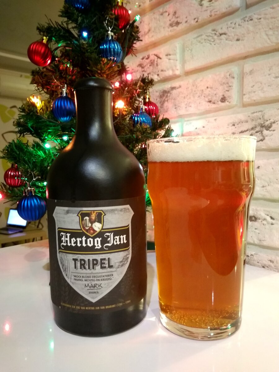 Hertog Jan Tripel в бокале.