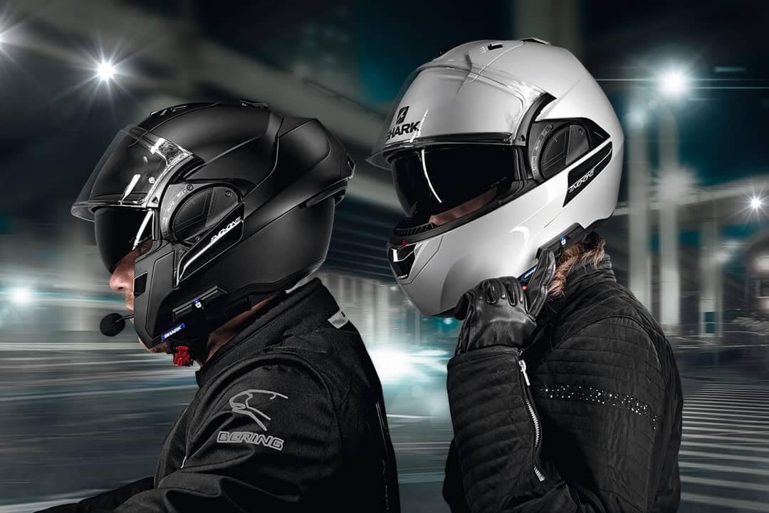 Для приобретения мотошлема подходящего вам по размеру по каталогу или в интернет мото магазине, необходимо снять правильные размеры головы и определиться с моделью мото шлема, его цветом, нужных особенностей и марки. Даже если вы до этого приобретали мотошлем данного производителя, все равно Вам придется снять размеры Вашей головы, размеры мотошлемов разных моделей даже от одного и того же производителя могут отличаться!