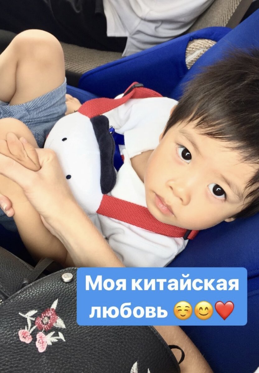 Самый милый ребёнок  в этом  садике, его английское имя -Алекс 😊 родители одевали его в Dolce Gabbana Kids и Burberry, а ему нравилось пачкаться и валяться на полу 😂 