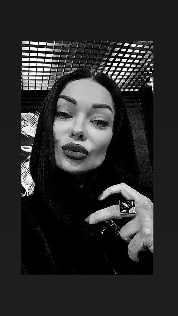 За столом сидят трое: 
мать, дочь и любовник дочери. 

Решается важный вопрос - как уйти от мужа к любовнику. 
При этом не просто уйти - а отобрать квартиру, собственником которой является несчастный муж. 

Мать, по совместительству теща, женщина, как говориться, не без изюминки, эффектная, перегидрольно-белокурая, с нежным румянцем на щеках, и обладающая тем особенным шармом, каким обладали исключительно продавщицы советских гастрономов в предлагает: 
«А давайте его отравим?!» 

Любовник внимательно, с интересом смотрит на нее, затем переводит взгляд на ее дочь, свою любовницу, и говорит:
 «А что? По-моему, отличная идея!»

 Дочь-любовница, славянская русоволосая, голубоглазая и розовощекая дородная красавица, вспыхивает, вскакивает из-за стола. Пышная грудь ее вздымается, голубые глаза мечут молнии! 
Она смотрит на «родственников» и возмущенно и с ужасом вскрикивает: 
«Господи! 
Да что же вы такое то говорите!?........ 

Где же мы яд возьмем?!?» 😜

#взглядубийцы #ногинаковрик