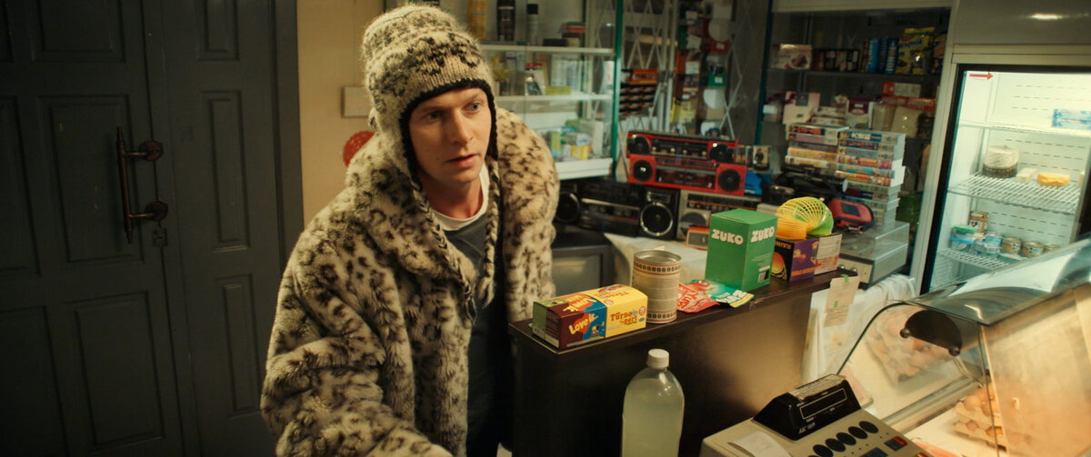 Помните такие тесные, битком набитые всякой всячиной палатки?