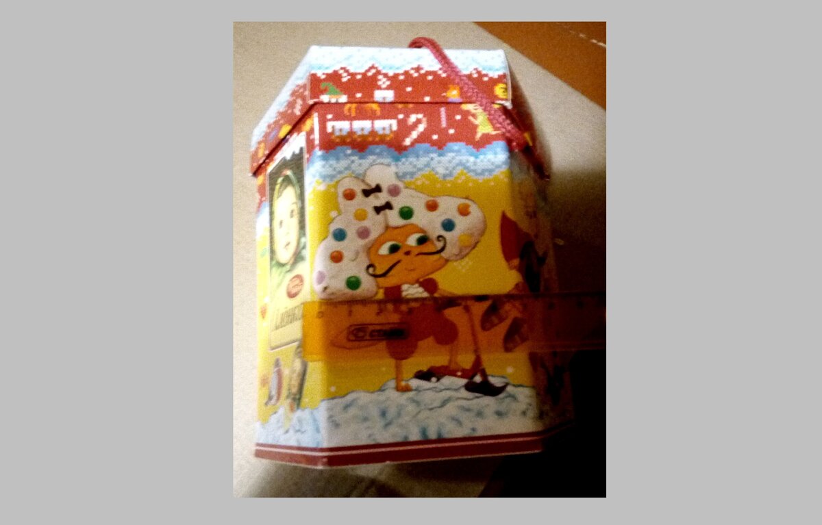 Коробка из-под конфет.