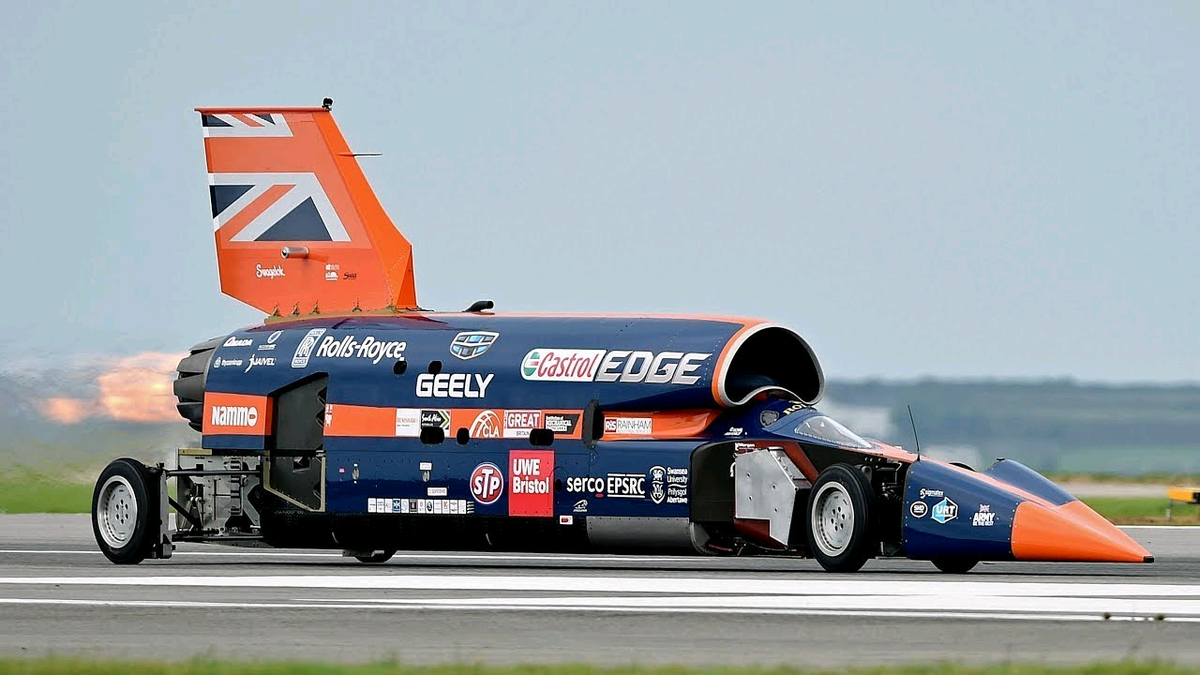 Мировой рекорд скорости. Болид Thrust SSC. Thrust SSC машина. Thrust SSC (1228 км/ч ).. Машина с реактивным двигателем.