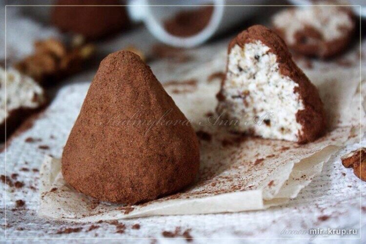 Белки - 15, Жиры - 9, Углеводы - 25. 
 
Ингредиенты: 
• Творог обезжиренный - 5 ст. л 
• Овсяные хлопья - 2 ст. л (мелкие) 
• Грецкие орехи - 2 ст. л 
• Изюм - 2 ст.л 
• Какао - 3 ст. л 
• Подсластитель - по вкусу 
 
Приготовление: 
Положить овсянку, изюм (предварительно запаренный и подсушенный) и орехи в блендер. Измельчить в крошку. Добавить творог и тщательно перемешать. Сформировать в любой произвольной форме и обвалять в какао порошке. Приятного аппетита!