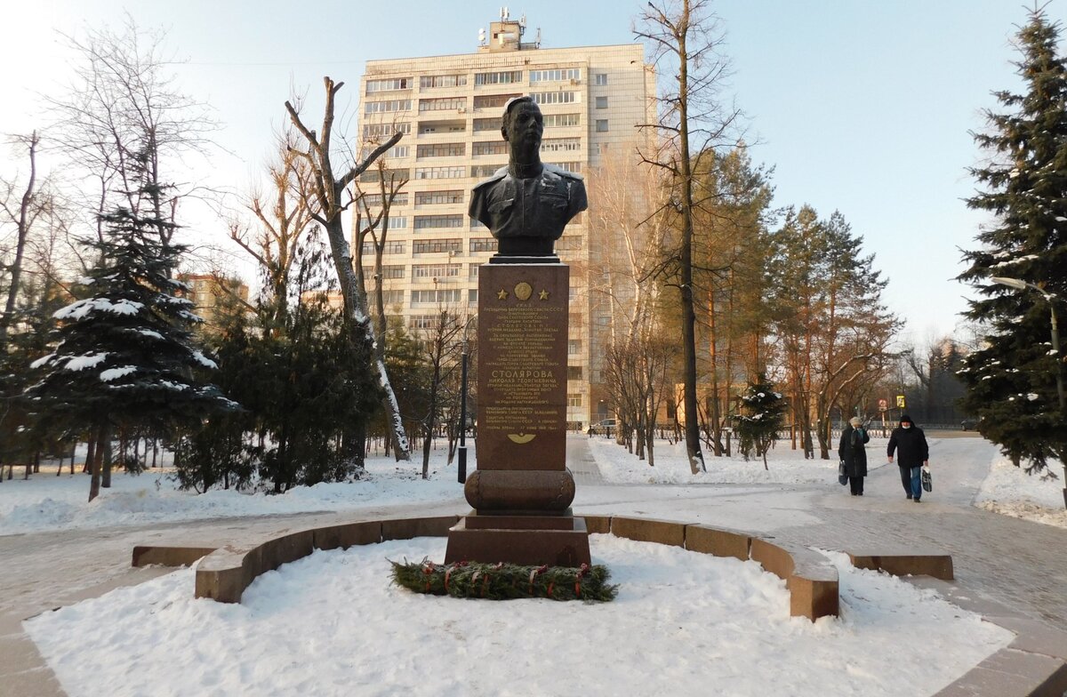 Бюст дважды герою Советского союза летчику Н.Г. Столярову  в Казани (скульптор В.Мухина)