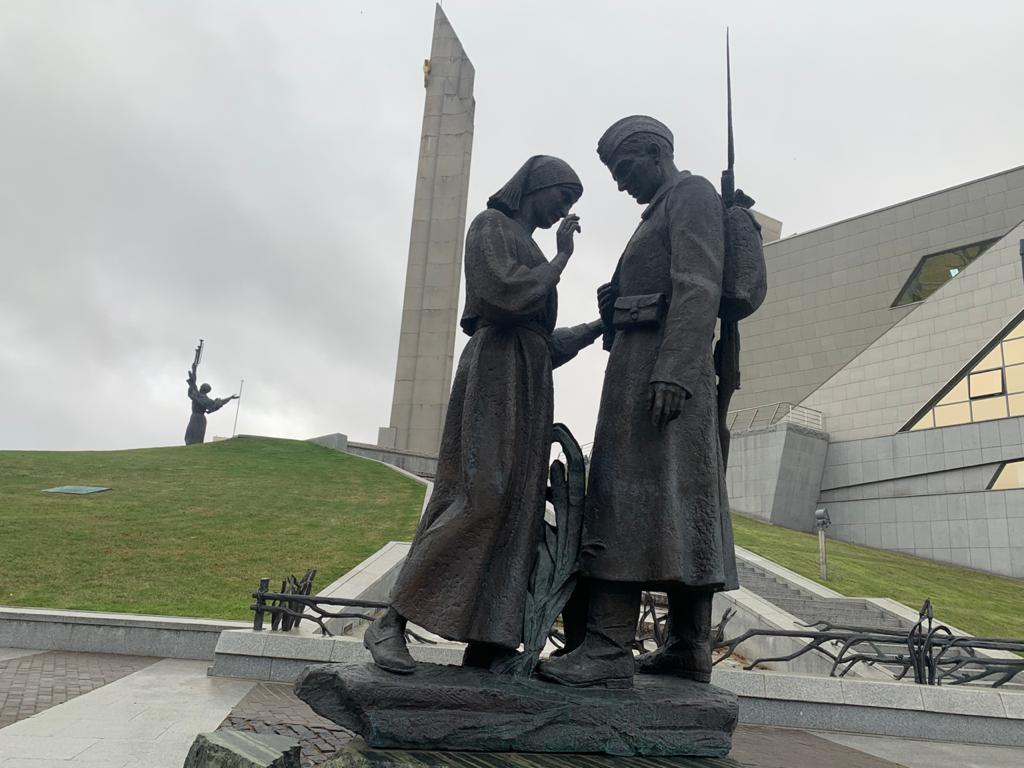 Памятник «Проводы на войну» в Минске возле Музея Великой Отечественной войны