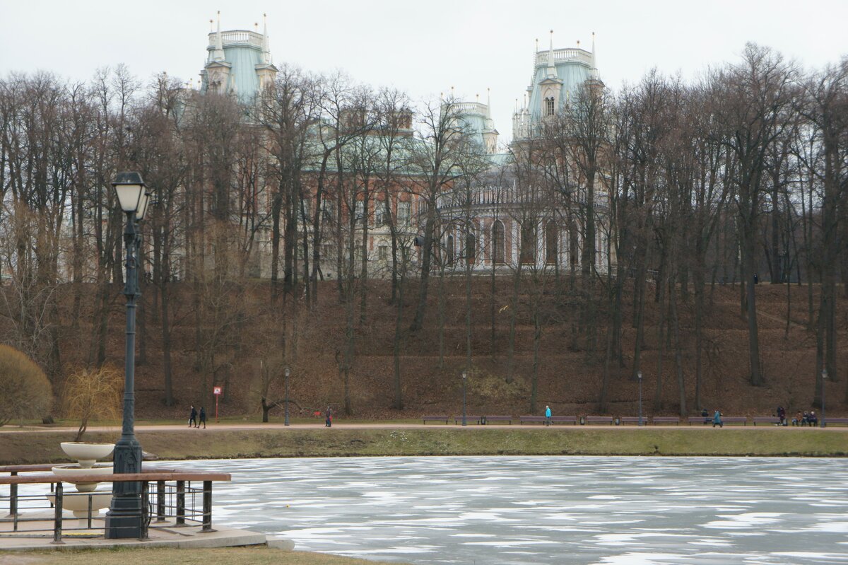 Малый, за ним Большой дворцы Царицыно