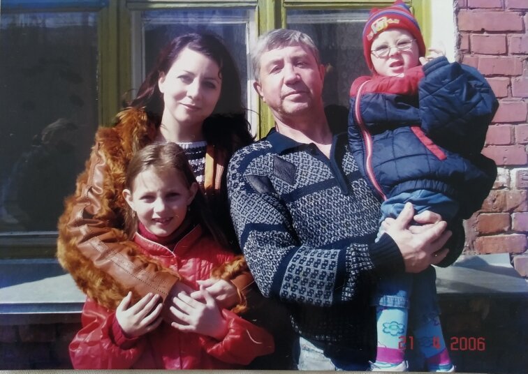 На фото автор с семьей
