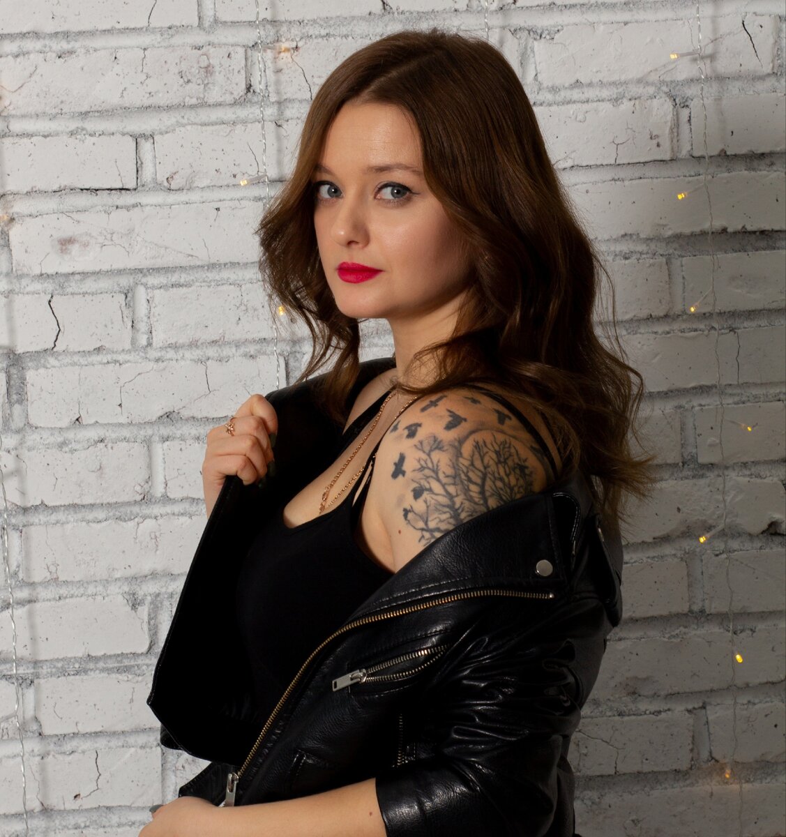 Никогда бы не посоветовала наносить эту еду на волосы, если бы сама с таким не столкнулась. Однажды, в отпуске во Вьетнаме, после бассейна кончики волос стали зелёными. В другой стране нереально найти наши профессиональные средства, поэтому на помощь пришла томатная паста.