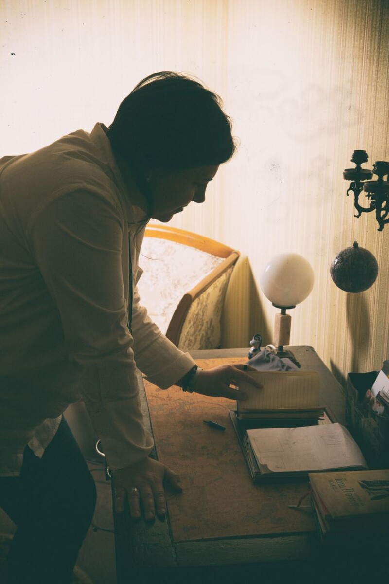 Семейное дерево ветвисто. И нет веточки случайной или ненужной. Прикоснись, и потечет энергия, согревая, наполняя и поддерживая. Поэтому так важны вещи из прошлого, будь то флакончик-пустячок или прабабушкин стол.