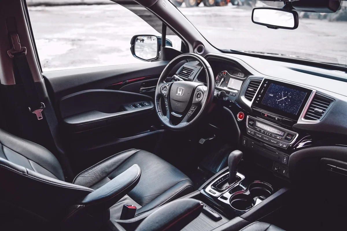 Салон, подлокотник только на любителя, а так всё остальное точно на своих местах