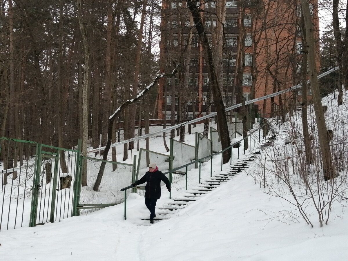 Спуск от санатория к источнику