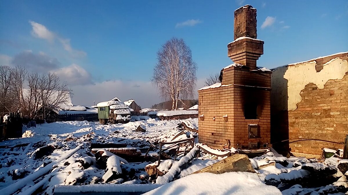 Всё, что осталось от большого хозяйства. Как раньше выглядел дом, узнаете из статьи. 