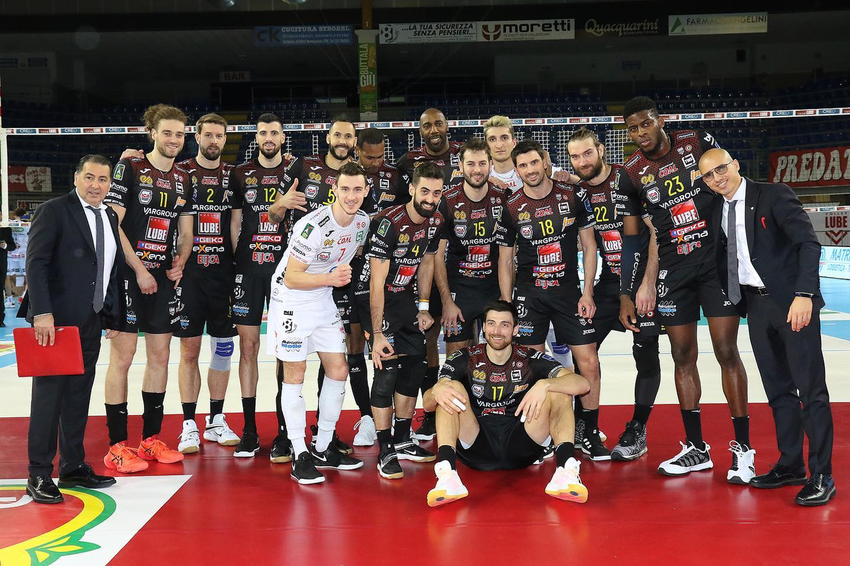 Командное фото Чивитановы. Источник: Фейсбук Лубе