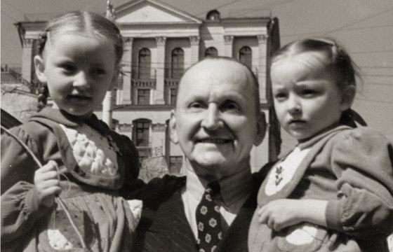 Александр Вертинский с дочерьми (Настя справа). Фото muzh-zhena.ru