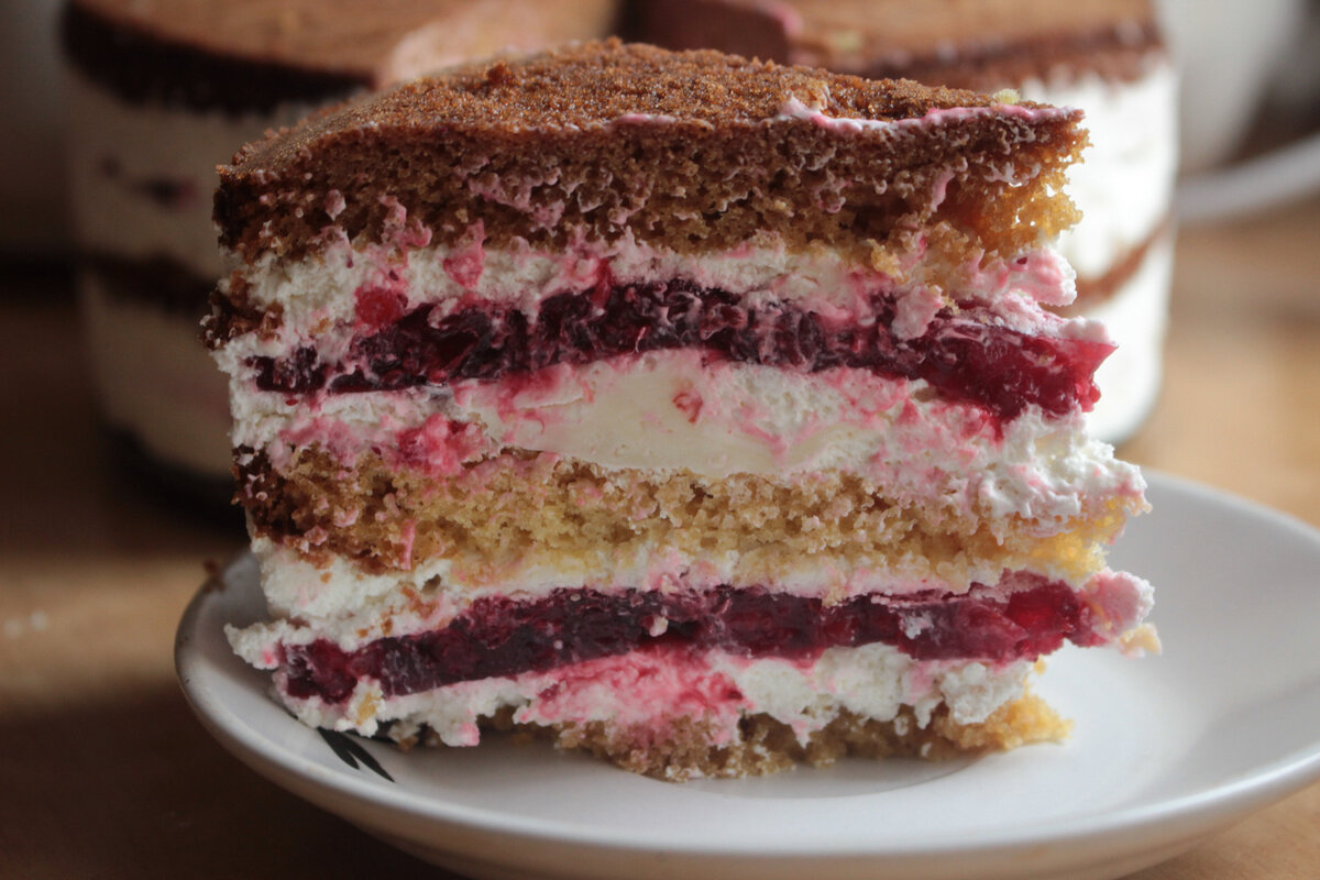 кекс шоколадный с малиной. ванильный бисквит с малиновым конфи. видео как сделать начинки. бисквитный торт с брусникой. начинка для домашнего торта.