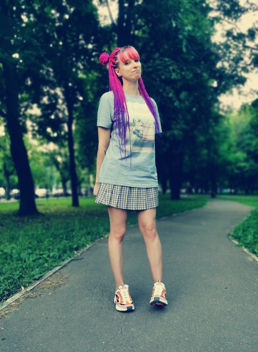 Че, пацаны, аниме? В Москве такая жара, что даже самые стойкие из нас надели юбки 🤐 