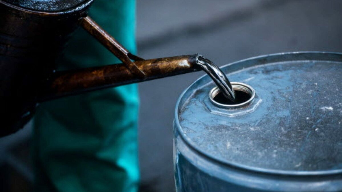 Нефтяное горючее хранят в цистерне.