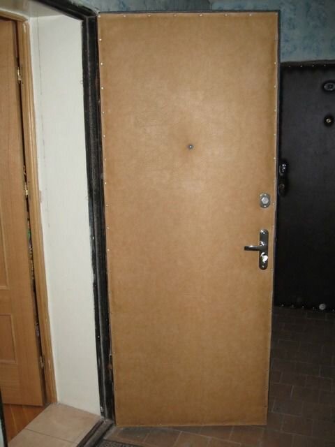 Прибивайте дермантин ровно и аккуратно — он не должен провиснуть! Начинать обивку лучше из центра двери, затем верх, и в конце — низ.