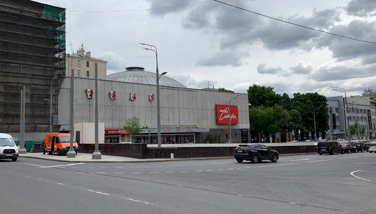 Москва Триумфальная площадь 2 Московский Академический театр сатиры. Театр сатиры Триумфальная площадь. Театр ОМОНА на Триумфальной площади. Театр сатиры на Триумфальной площади. Сатир скульптура.