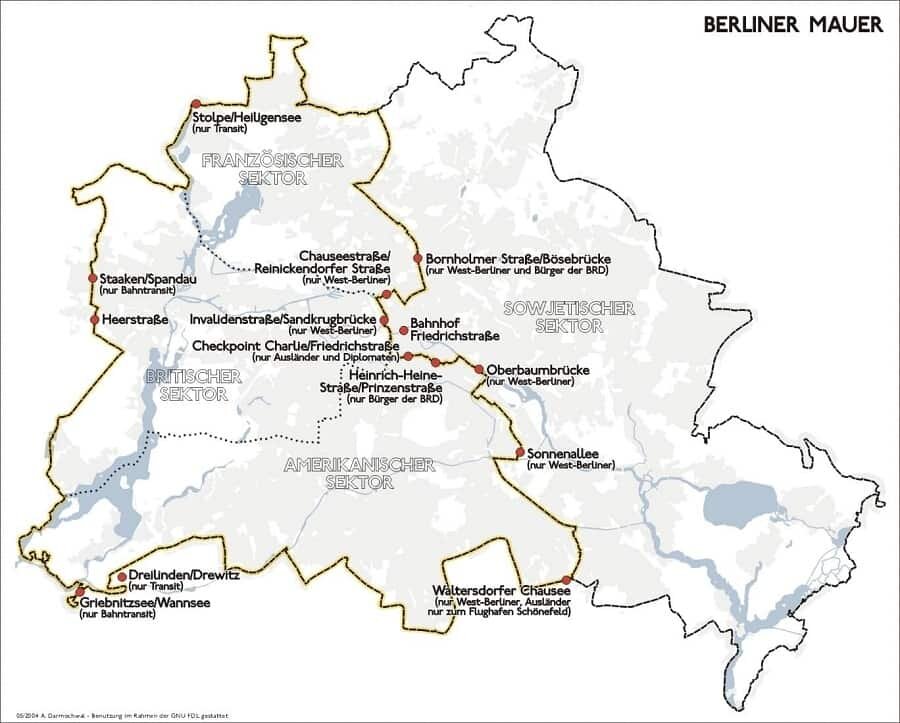 Разделенный Берлин Берлинской стеной вокруг Западного Берлина и пограничные переходы / Image Sansculotte