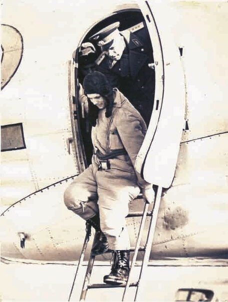   Гагарин прилетел на заводской аэродром г. Куйбышева. 12 апреля 1961 г. 