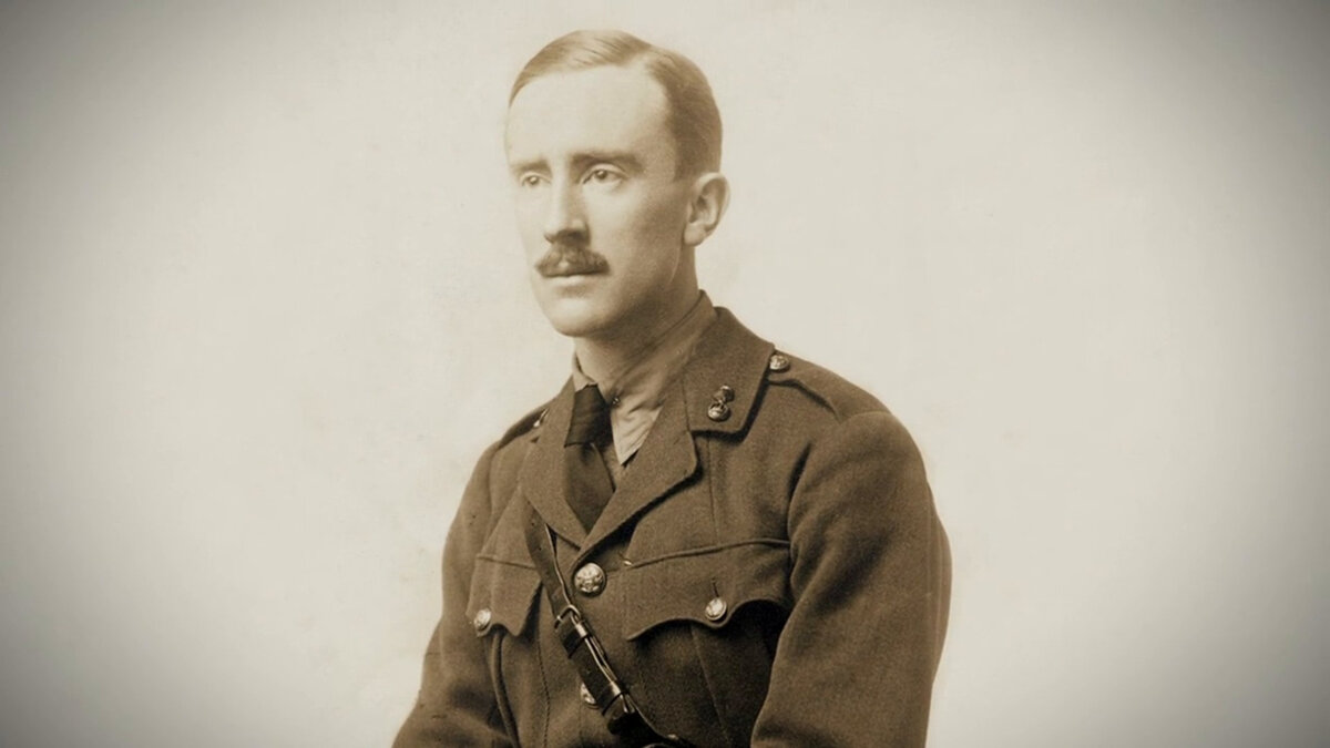 Толкин в 1916 г. Требование носить усы было обязательным для британской армии. Конечно, не всегда его придерживались, но Толкину, как офицеру, приходилось соответствовать уставу.