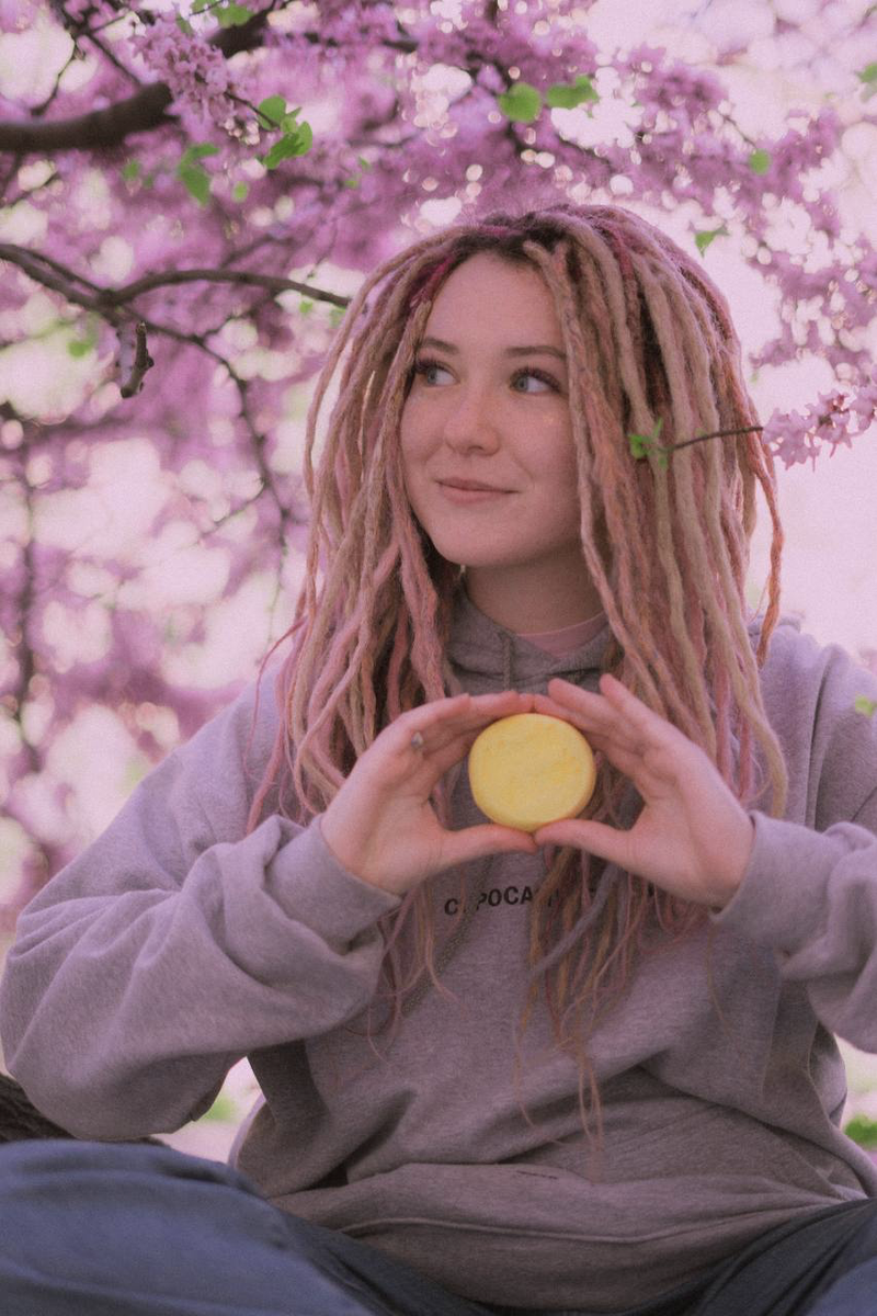 На фото я, Саша (держу твердый шампунь)