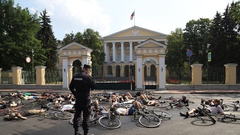 Акция велосипедистов перед Смольным
